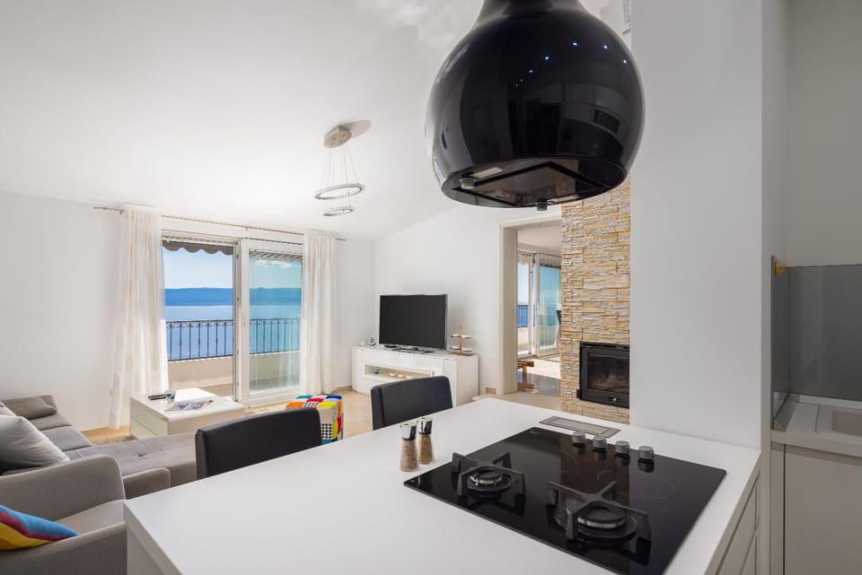 Bed, Living room, Photo of the whole room, Seating area, Dining area