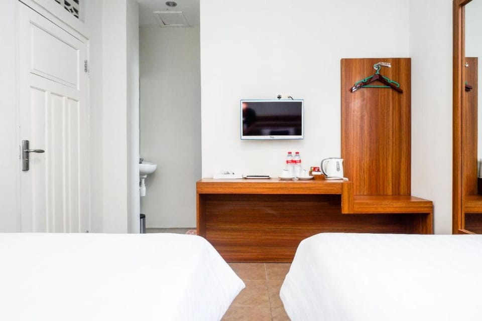 Bed, TV and multimedia, Bedroom