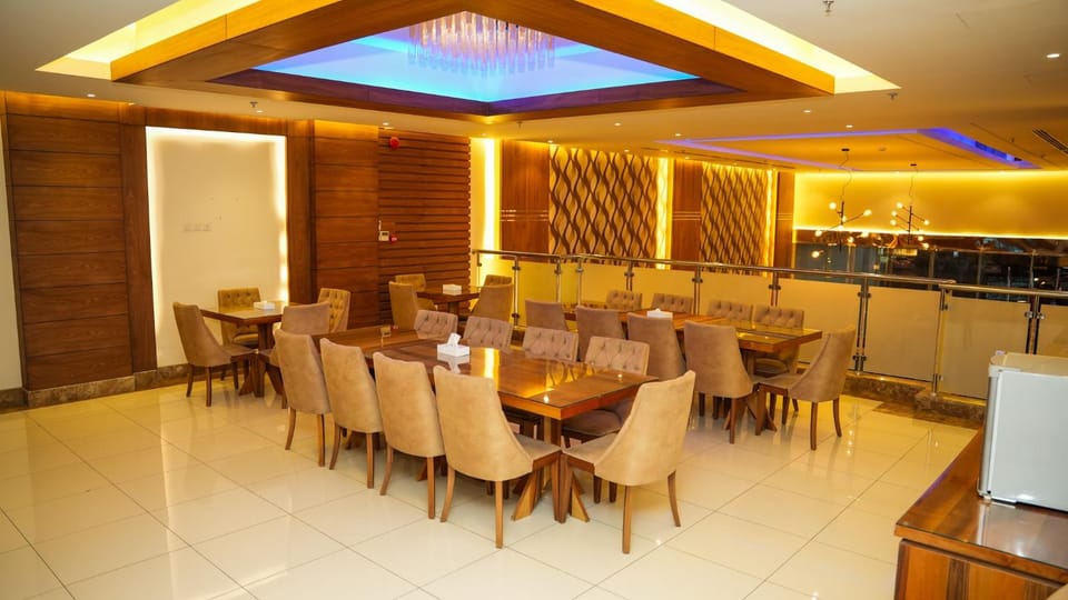 Restaurant/places to eat, Restaurant/places to eat, Lounge or bar