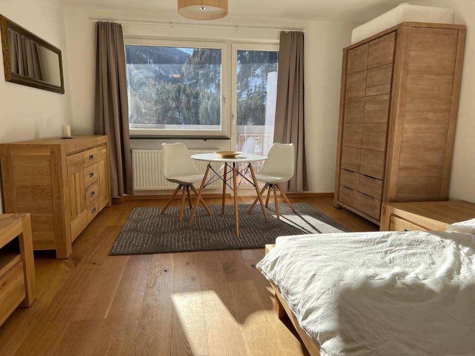 Photo of the whole room, Seating area