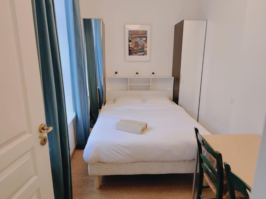 Bed, Photo of the whole room, Bedroom, towels, wardrobe