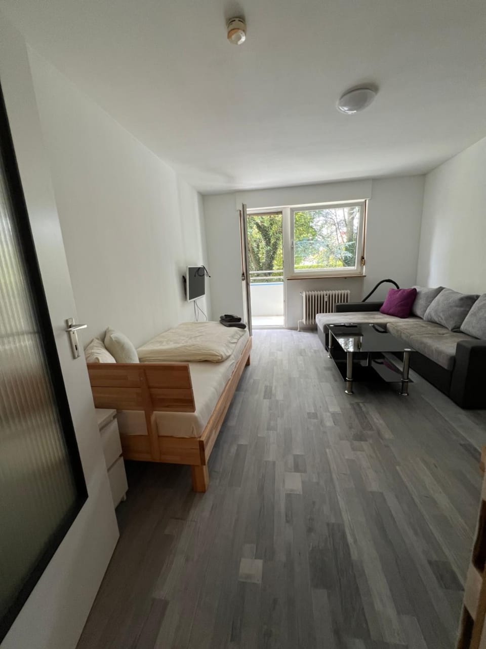 Bed, TV and multimedia, Living room, Photo of the whole room, Seating area, Bedroom