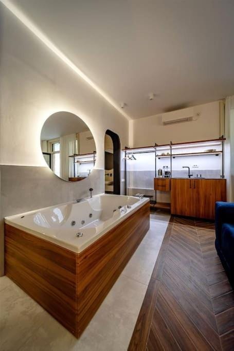 Bed, Hot Tub, Bathroom, Photo of the whole room, Bedroom, Bath, towels
