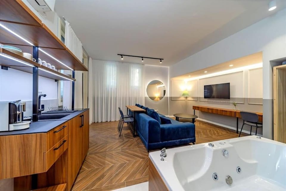 Bed, TV and multimedia, Kitchen or kitchenette, Living room, Photo of the whole room, Seating area, Bedroom