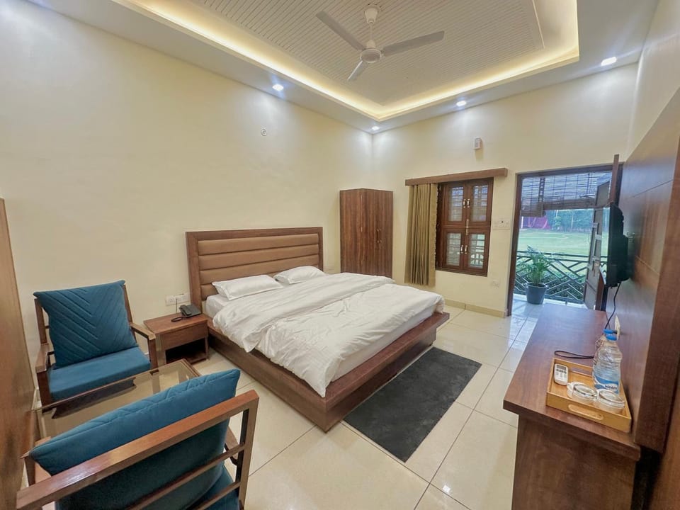 Photo of the whole room, Seating area, Bedroom