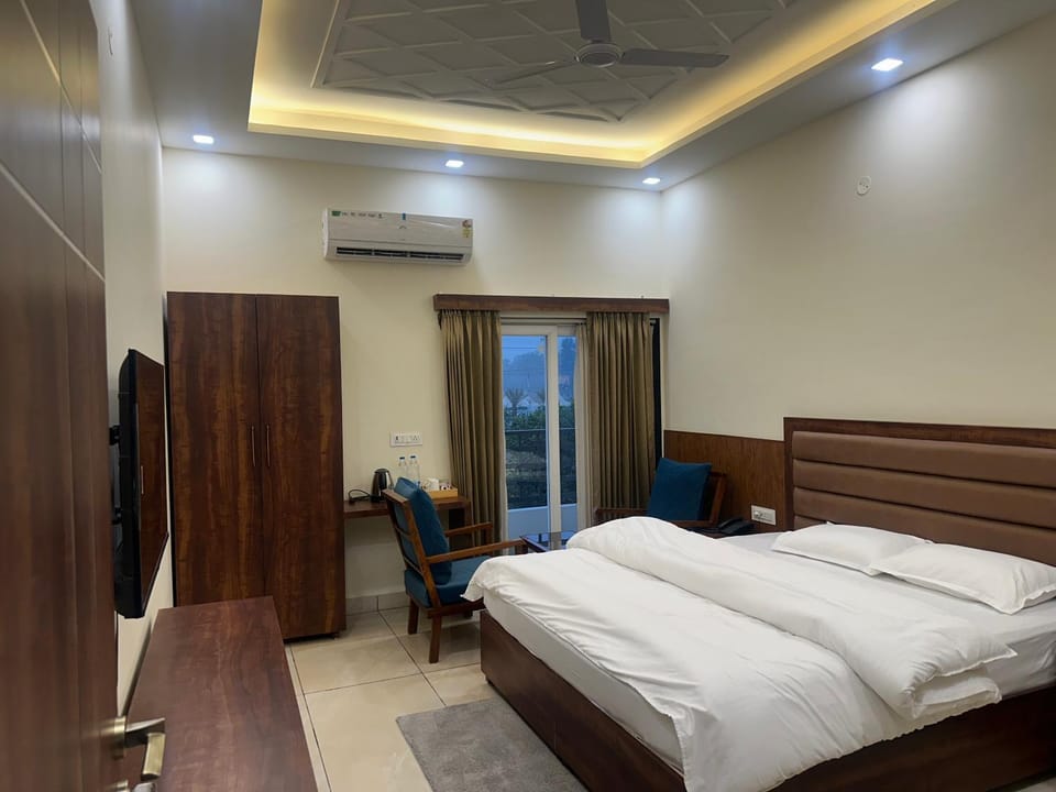TV and multimedia, Photo of the whole room, Bedroom, air conditioner