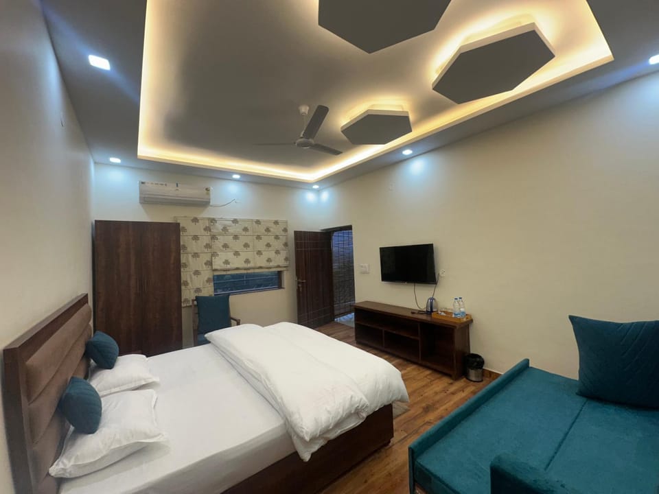 Communal lounge/ TV room, Living room, Bedroom