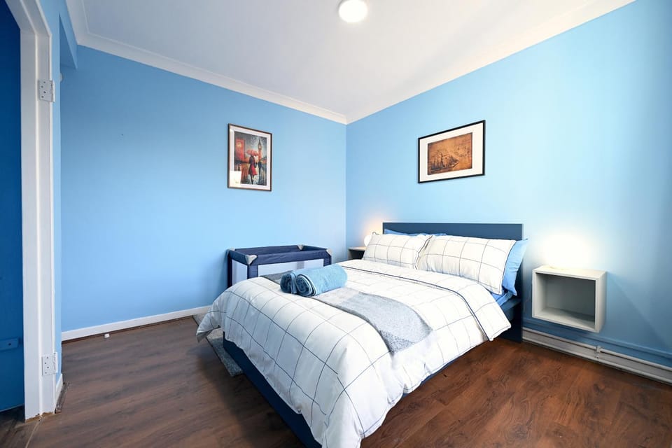 Bed, Photo of the whole room, Bedroom