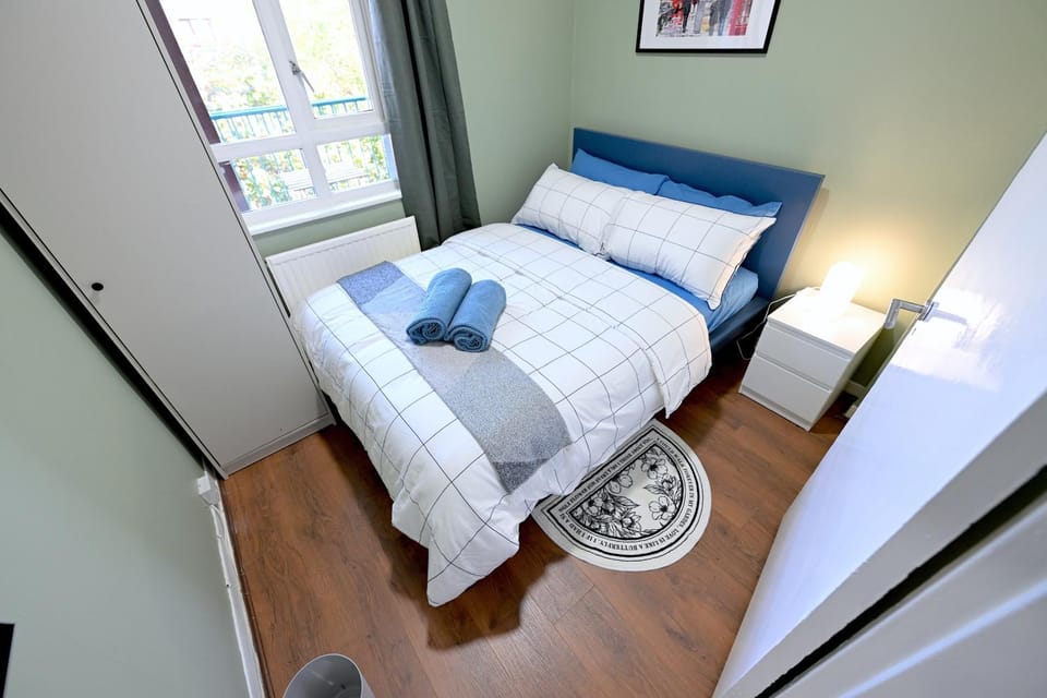 Bed, Photo of the whole room, Bedroom, towels