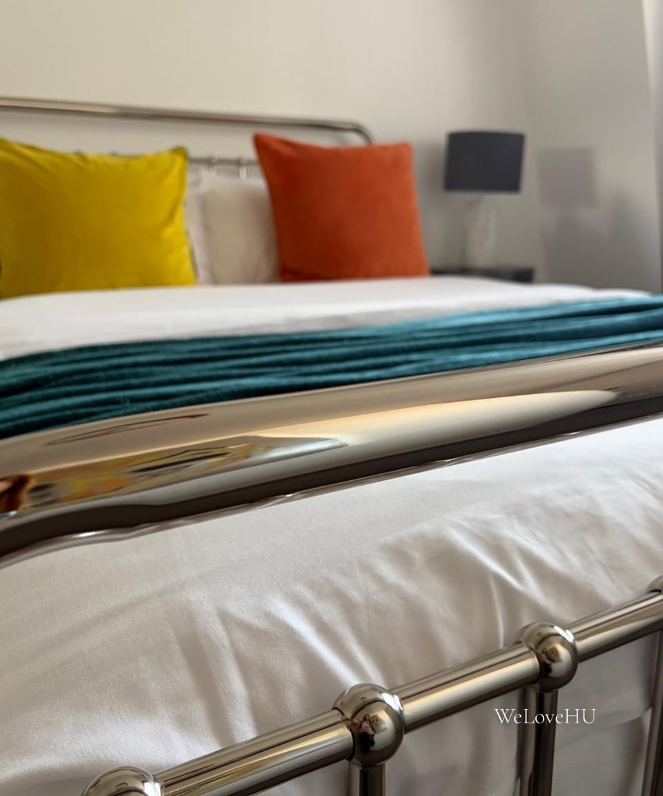 Boutique 1 Bedroom Duplex Suite on Marina-304 Apartment in Hull