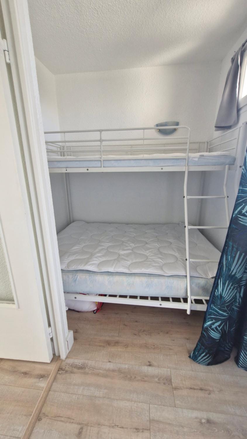 Bed, bunk bed