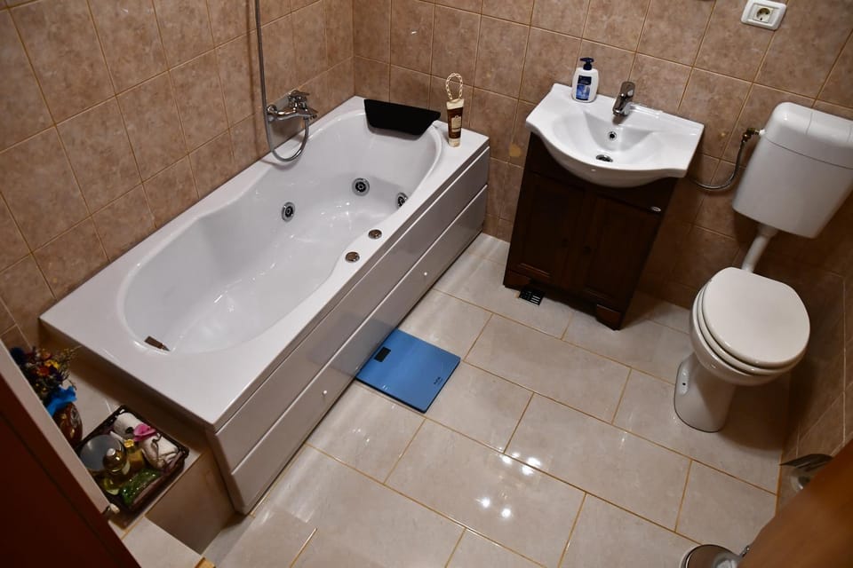 Hot Tub, Bathroom