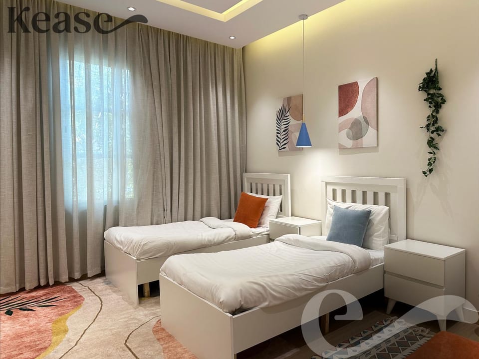 Bed, Living room, Photo of the whole room, Seating area, Bedroom