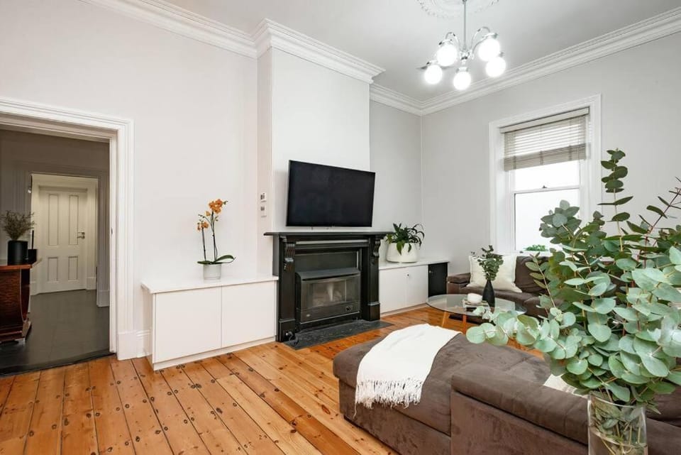 Communal lounge/ TV room, TV and multimedia, Living room, Seating area, Evening entertainment