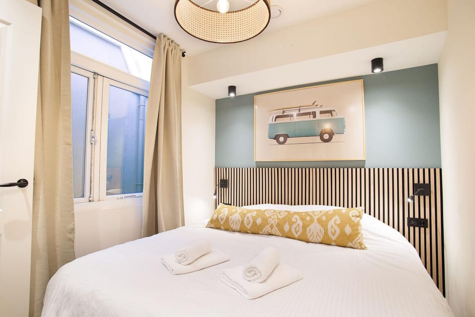 Bed, Bedroom, towels