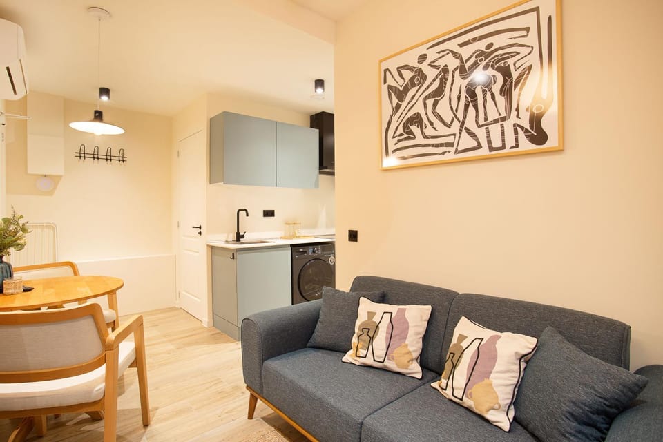 Kitchen or kitchenette, Seating area, Dining area