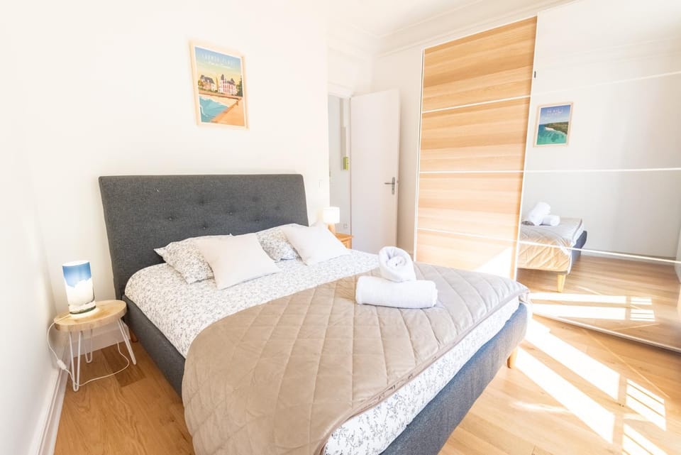 Bed, Photo of the whole room, Bedroom, towels, wardrobe