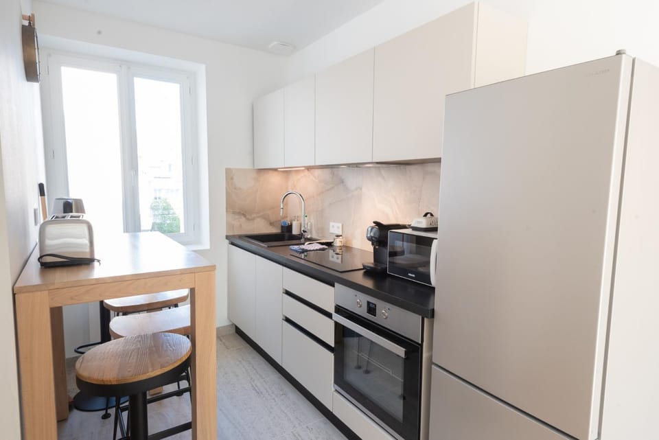 Coffee/tea facilities, Kitchen or kitchenette, Dining area, dishwasher, oven, stove, toaster