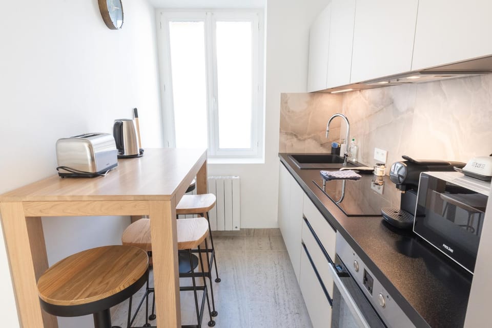 Coffee/tea facilities, Kitchen or kitchenette, Dining area, dishwasher, oven, stove, toaster, kitchen