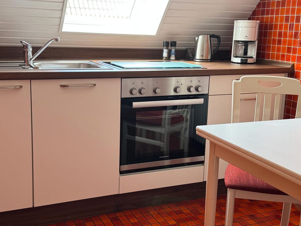 Coffee/tea facilities, Kitchen or kitchenette, Dining area, oven, stove, toaster, kitchen