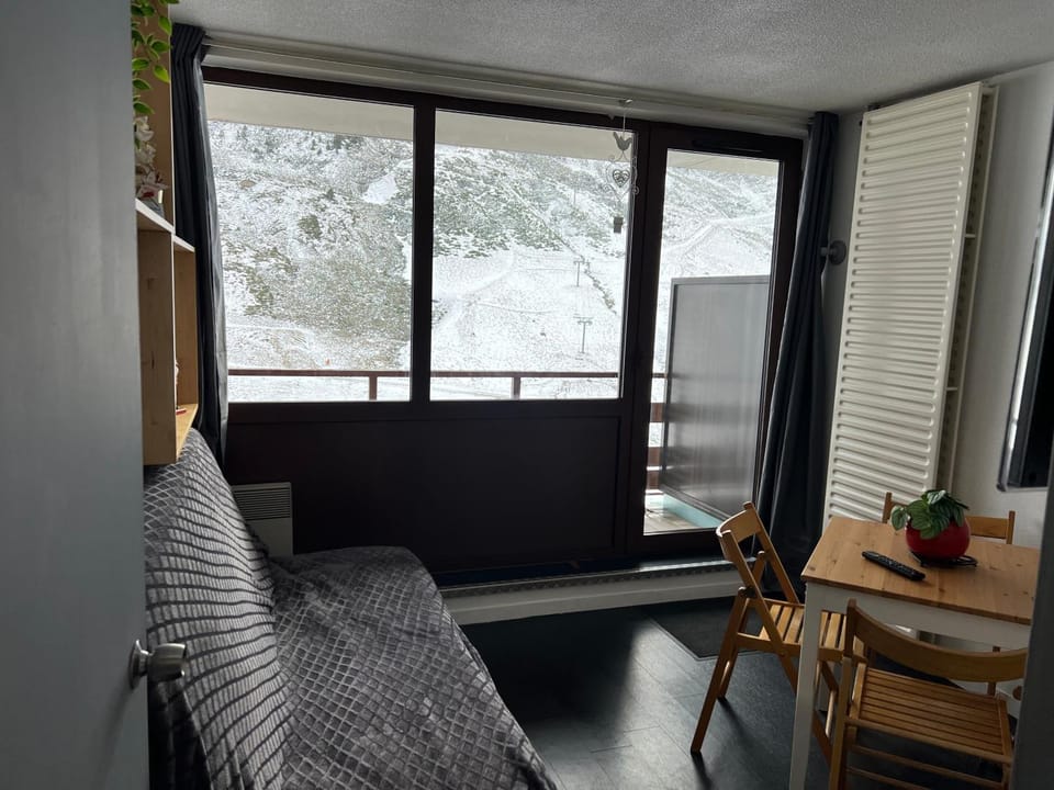 Studio 4 personnes résidence le Montana au pied des pistes balcon plein sud Apartment in Occitanie