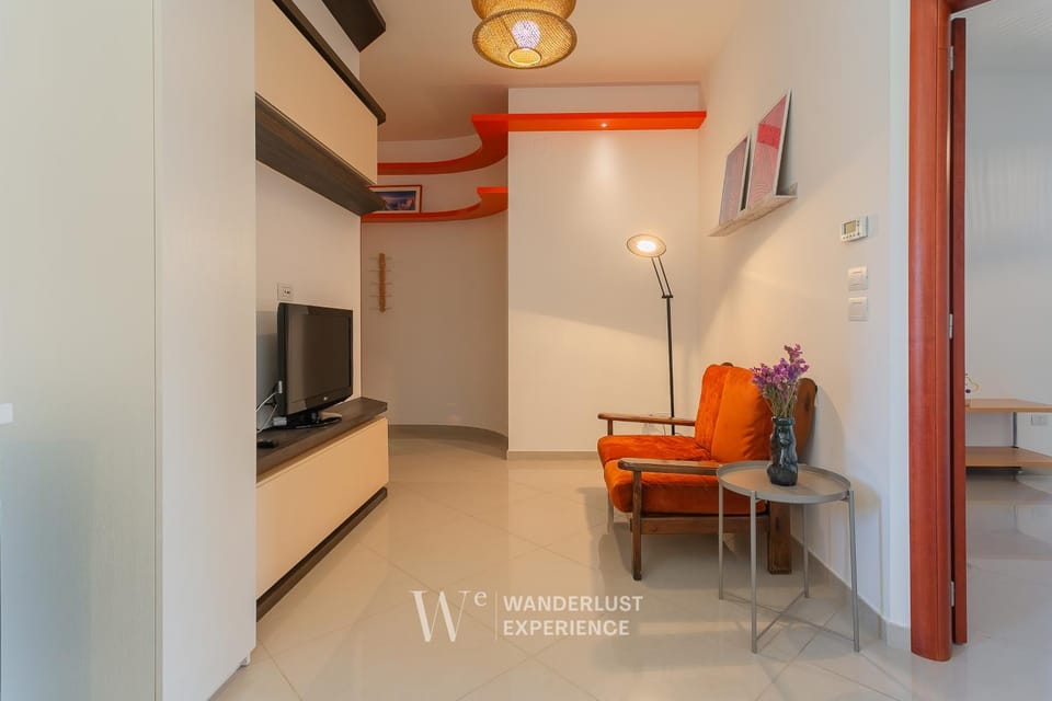 Communal lounge/ TV room, TV and multimedia, Kitchen or kitchenette, Dining area, Evening entertainment, Text overlay, minibar, oven, air conditioner