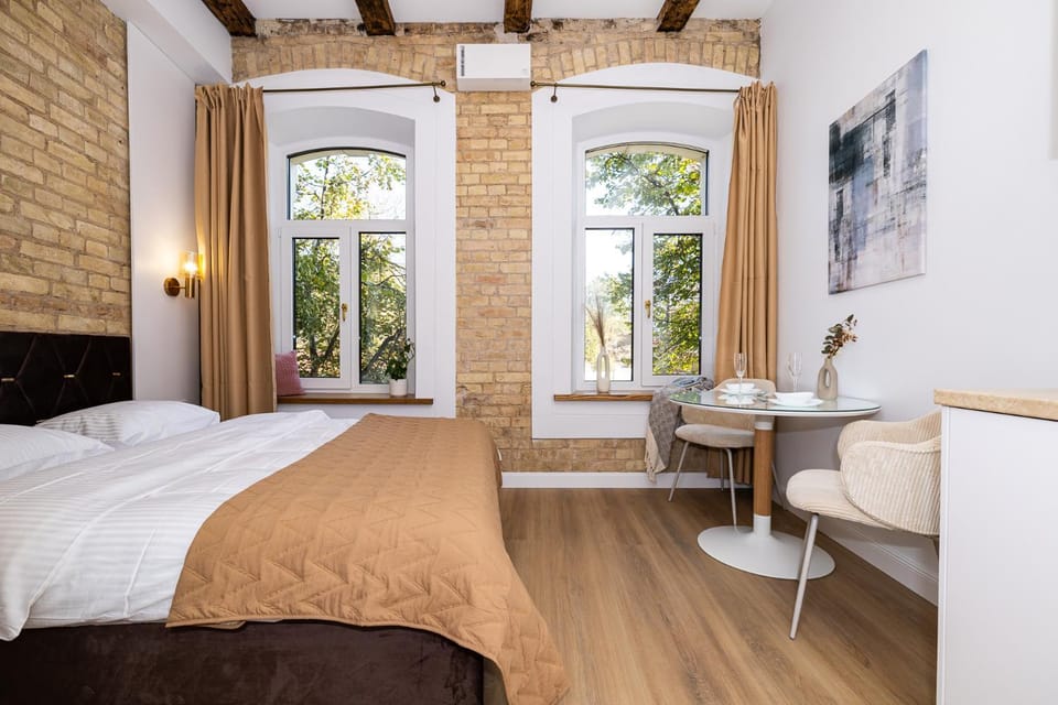 Bed, TV and multimedia, Living room, Photo of the whole room, Seating area, Bedroom