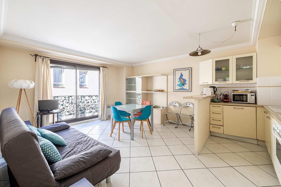 Kitchen or kitchenette, Living room, Seating area, Dining area, oven