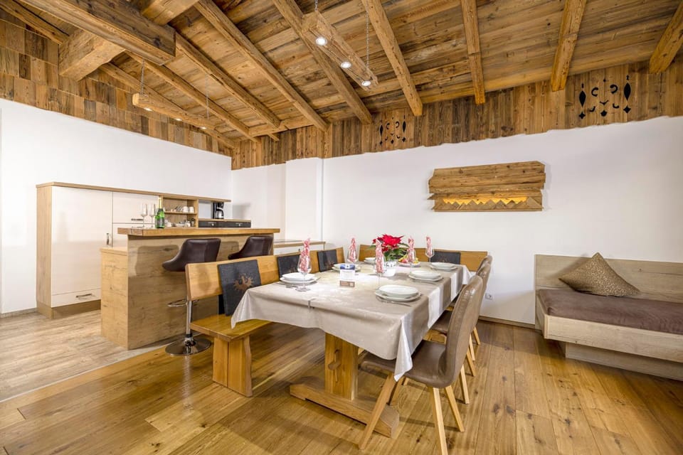 Kitchen or kitchenette, Seating area, Dining area