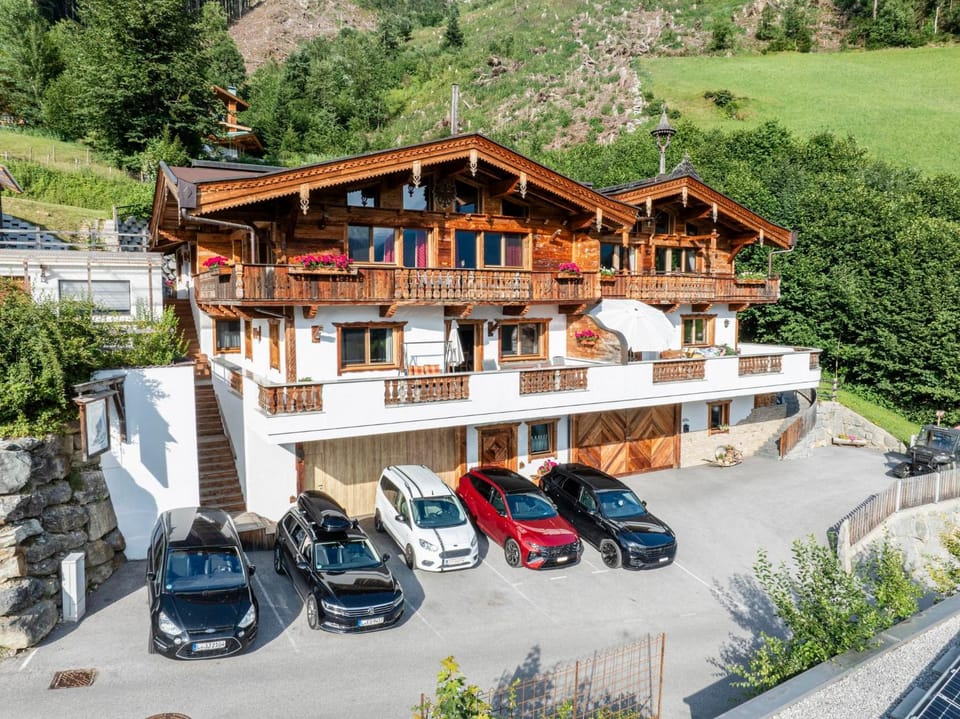 Property building, Spring, Day, Natural landscape, Balcony/Terrace, Parking