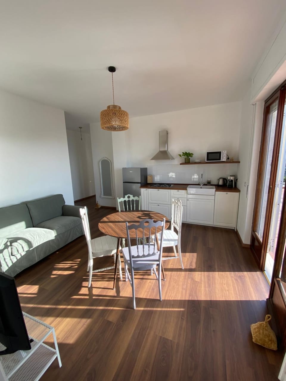 Living room, dishwasher, internet, kitchen