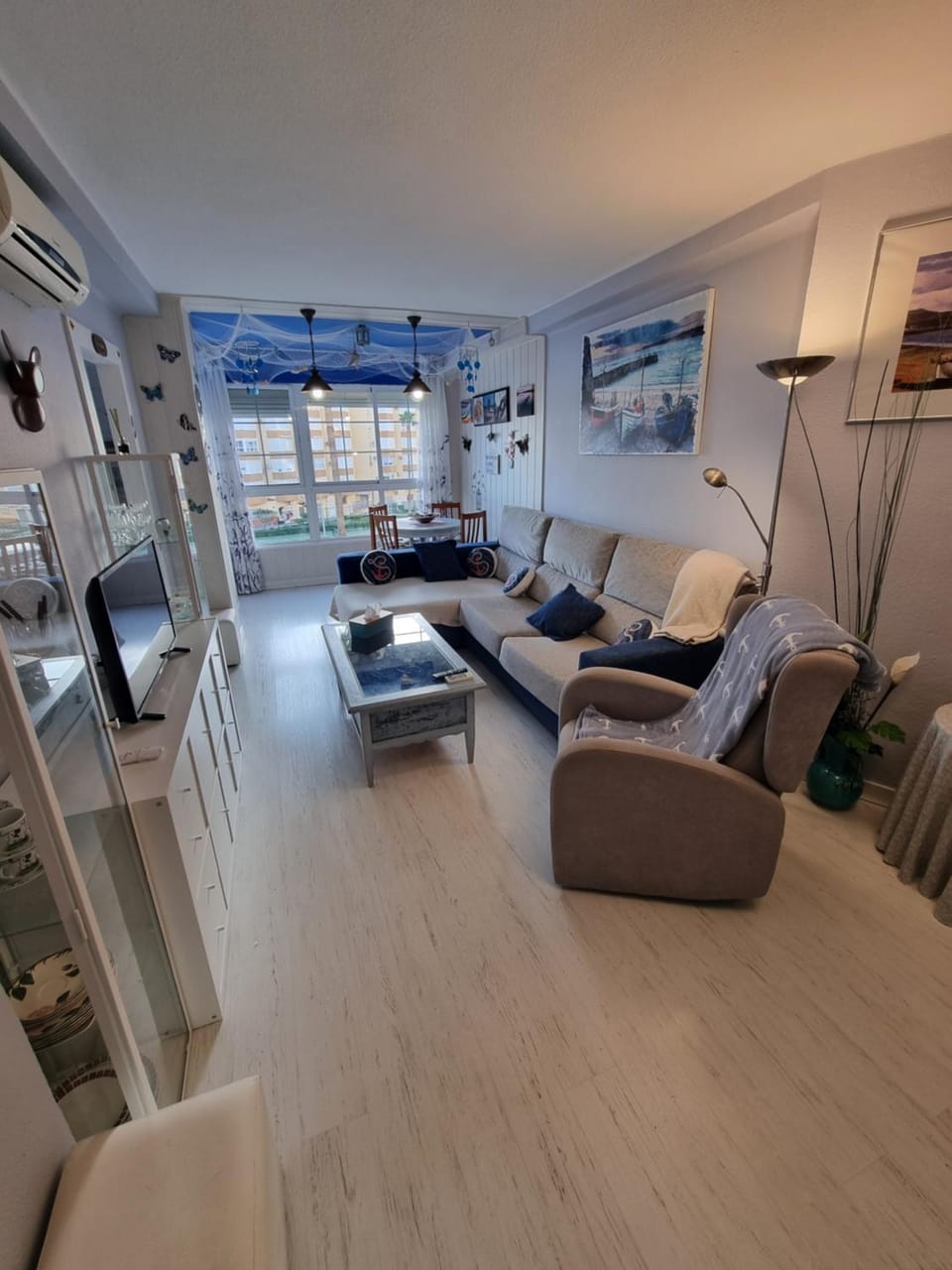 TV and multimedia, Living room, Seating area, air conditioner