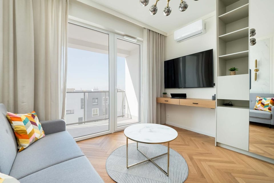 TV and multimedia, Living room, Seating area, Evening entertainment, air conditioner