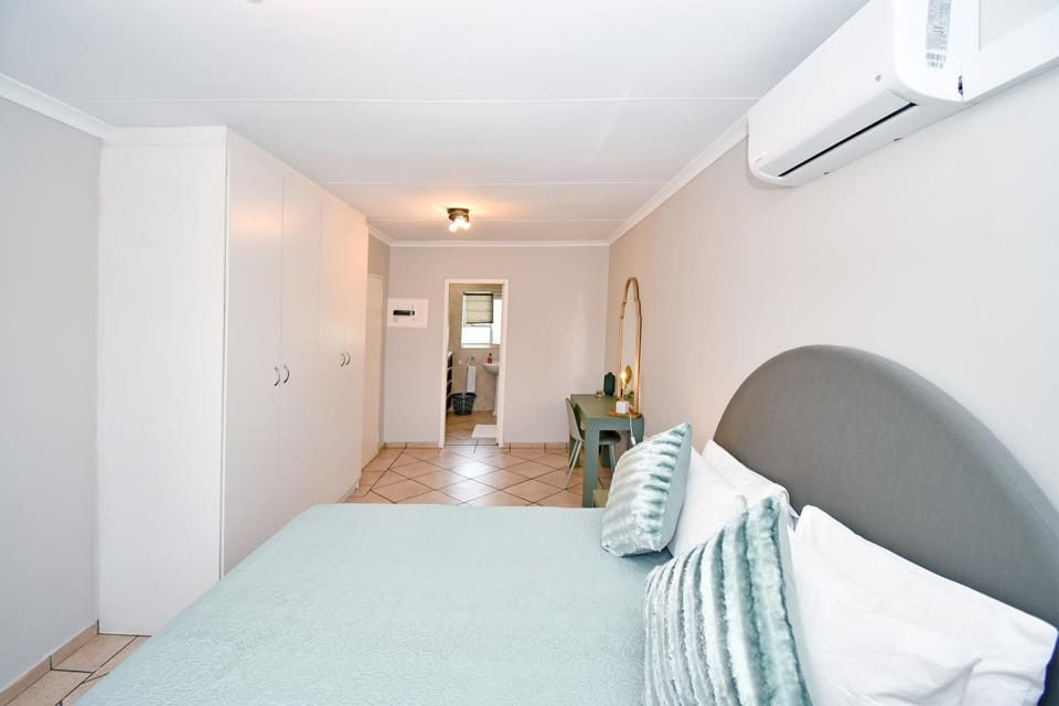 Bed, Photo of the whole room, Bedroom, air conditioner