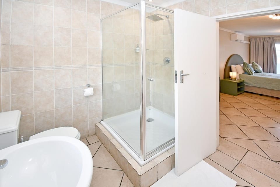 Toilet, Bathroom, towels
