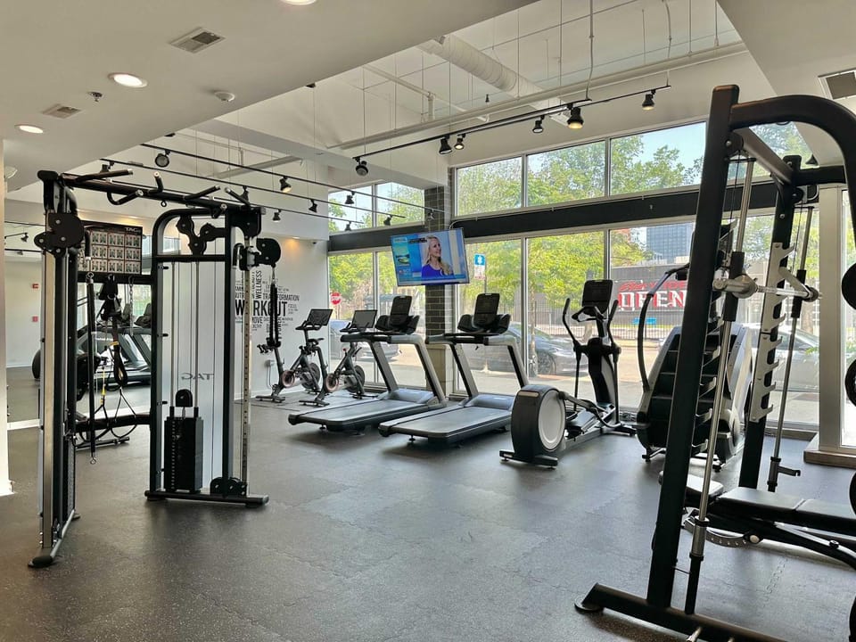 Balcony Gym 1 Garage Parking Sleeps 12 Apartment in Chicago