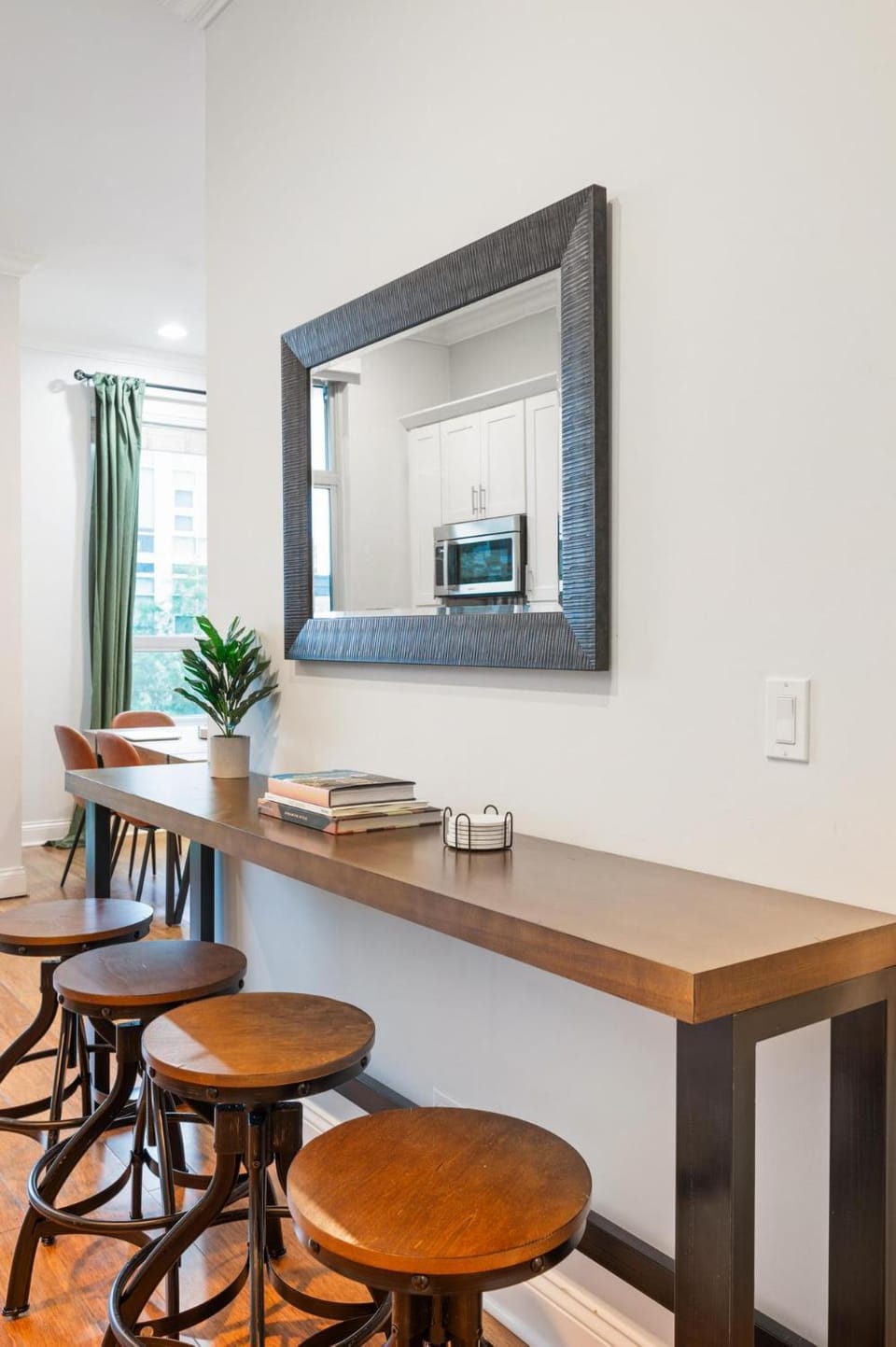 Balcony Gym 1 Garage Parking Sleeps 12 Apartment in Chicago