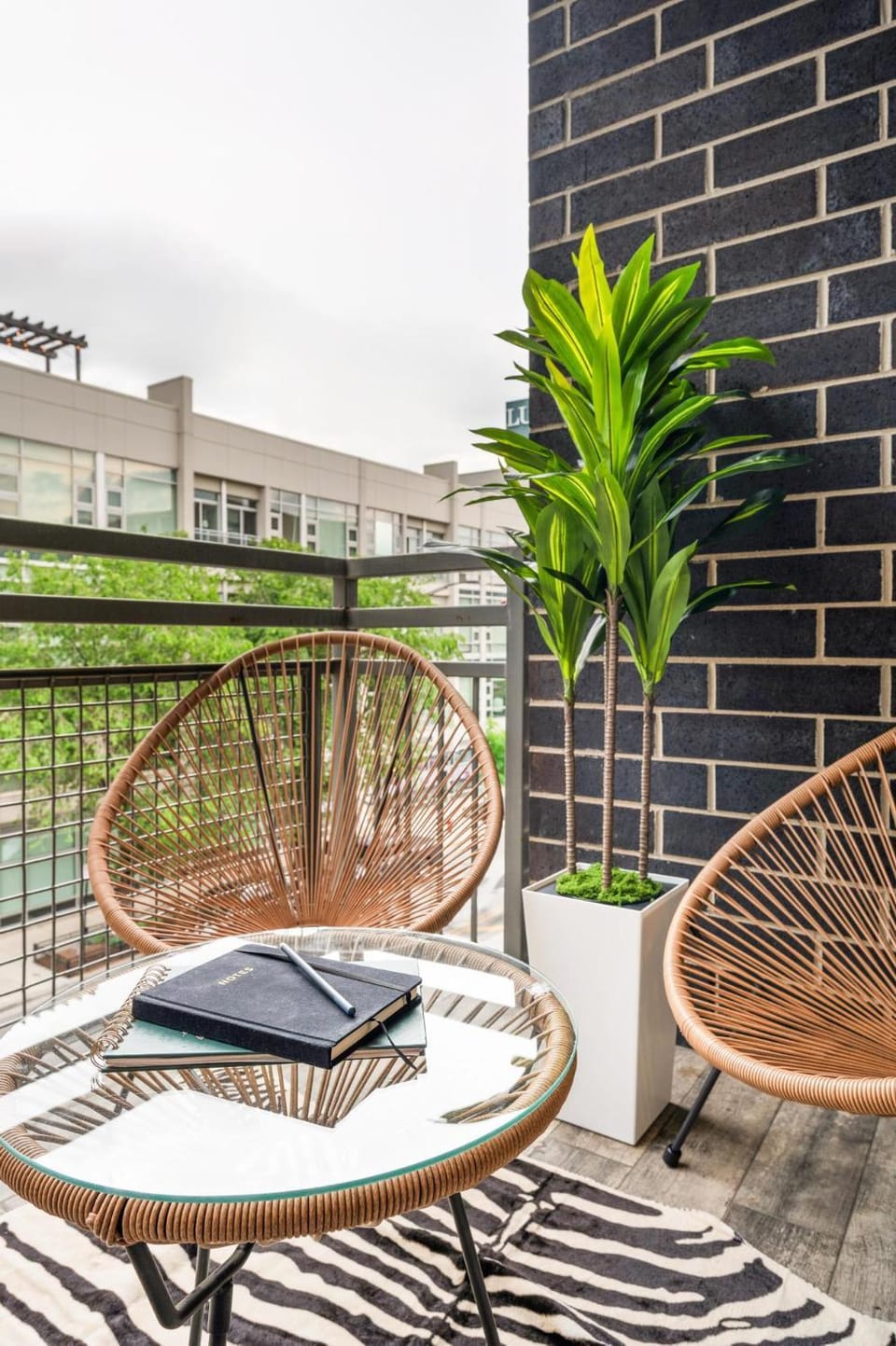 Balcony Gym 1 Garage Parking Sleeps 12 Apartment in Chicago