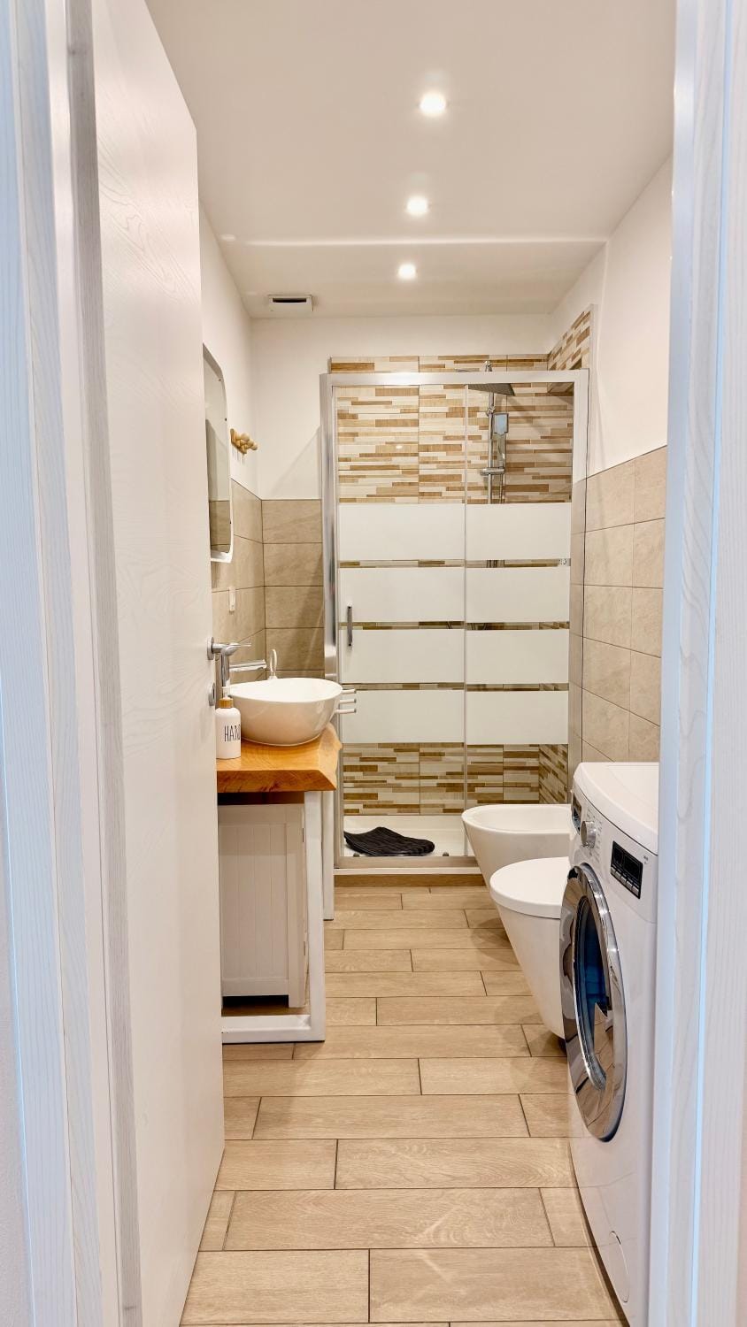 Shower, Toilet, Bathroom, bidet, towels