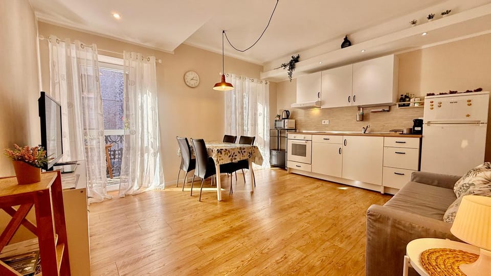 Living room, Seating area, Dining area, stove