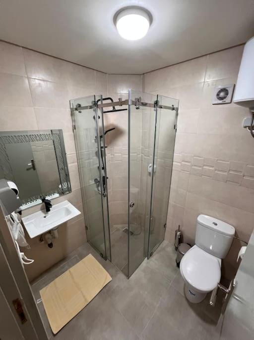 Shower, Toilet