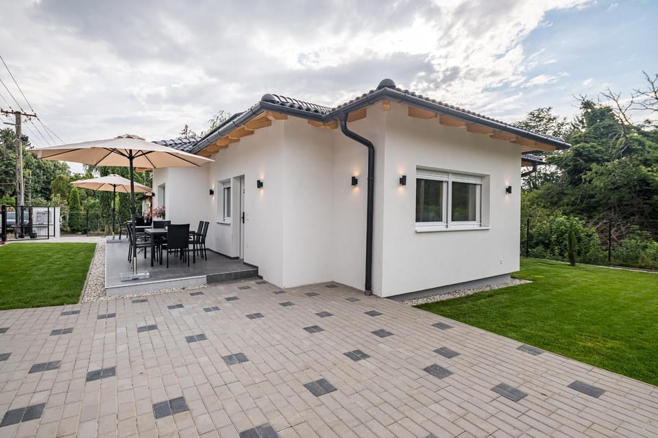 Property building, Patio, Day, Garden, Dining area, Garden view