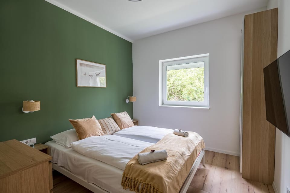 Bed, TV and multimedia, Photo of the whole room, Bedroom, towels
