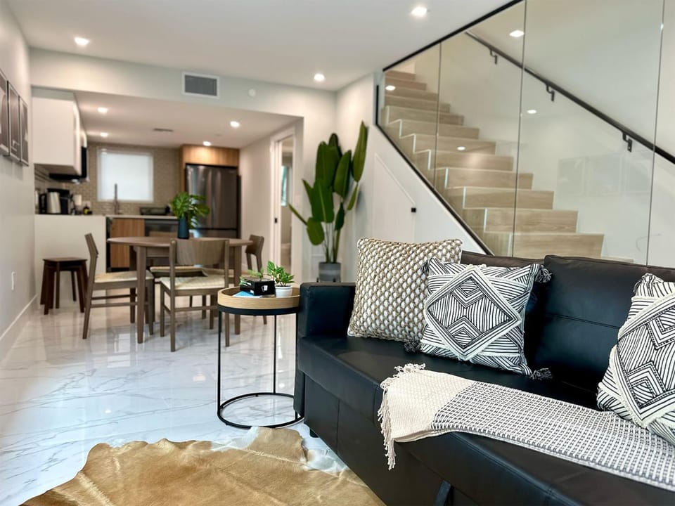 Library, Kitchen or kitchenette, Living room, Seating area, Dining area