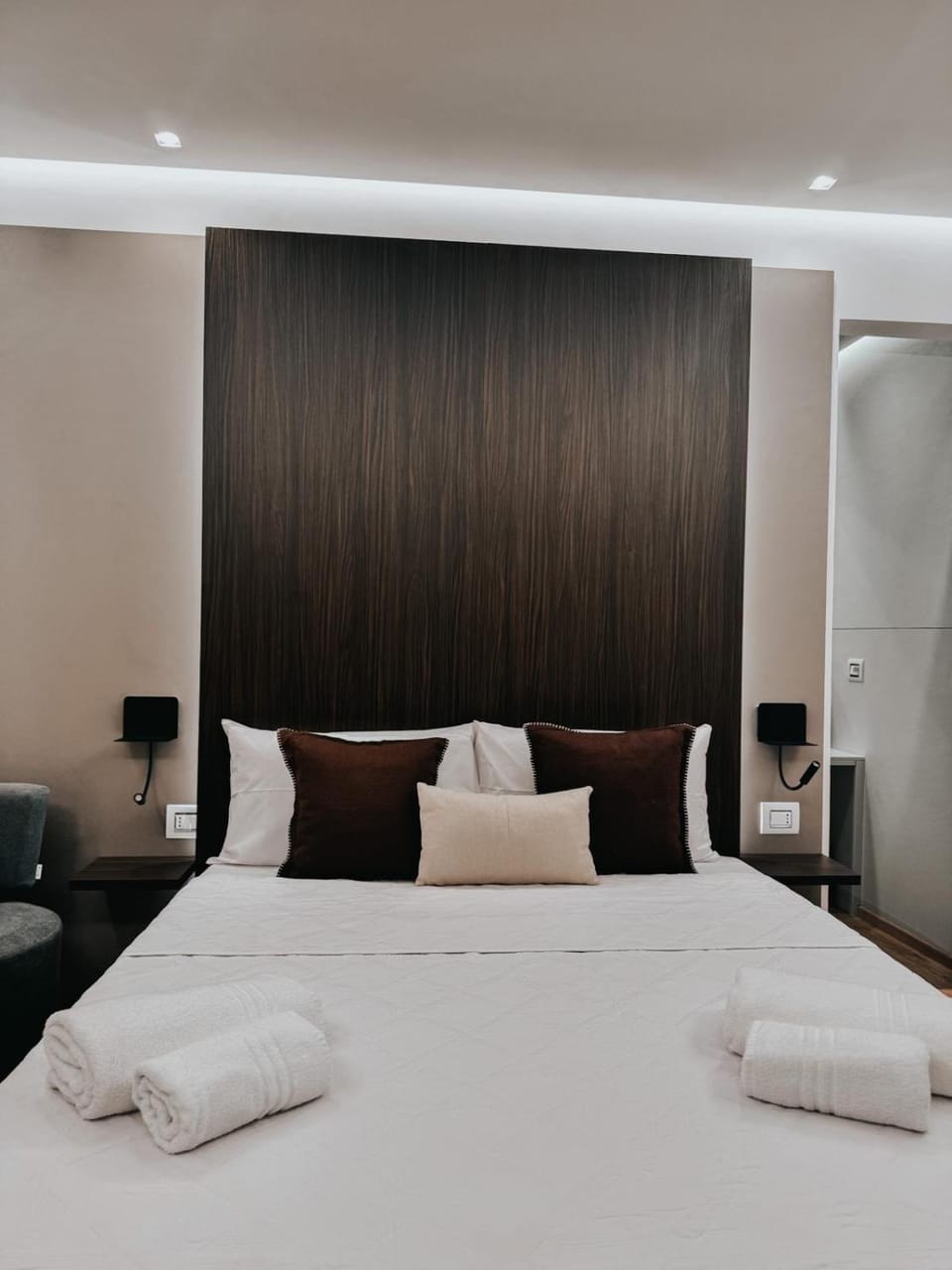 Bed, Photo of the whole room, Bedroom, towels