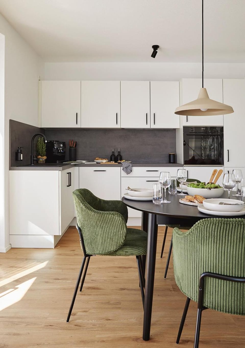 Kitchen or kitchenette, Food and drinks, Seating area, Dining area, Food, stove