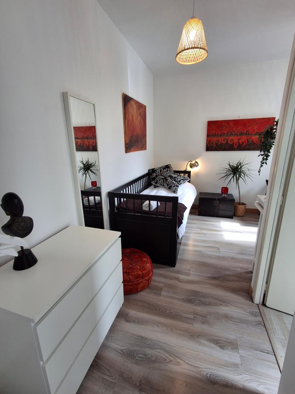 Bed, TV and multimedia, Photo of the whole room