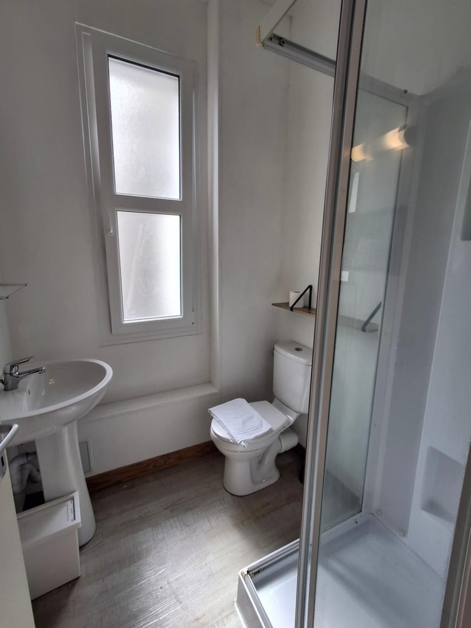 Shower, Toilet, Bathroom, towels