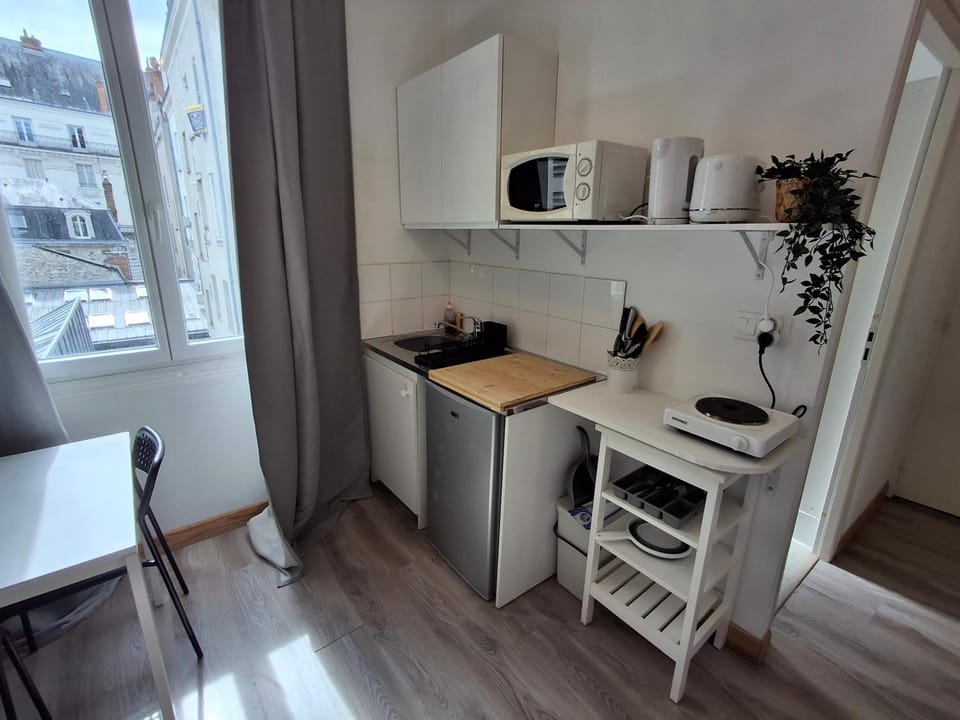 Kitchen or kitchenette, Dining area, toaster