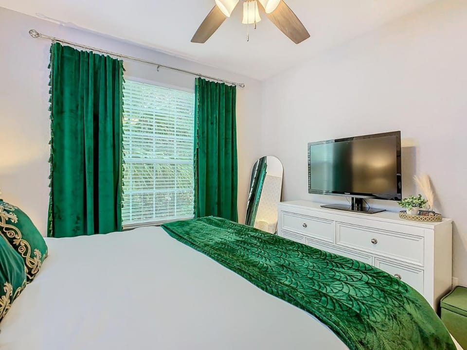 Bed, TV and multimedia, Bedroom